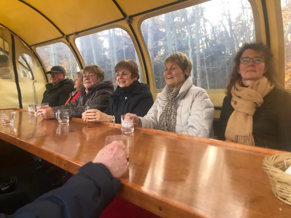 Gäste im beheizten Kremserwagen