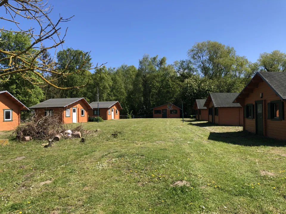 Bungalowsiedlung auf der Wiese am Schnatermann