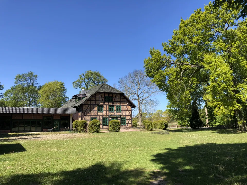 Gasthof Schnatermann mit Wiese und Bäumen