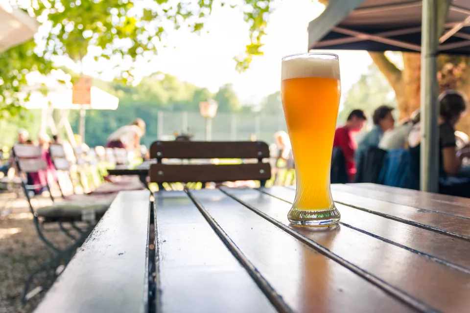 Weißbier auf einem Holztisch im Biergarten