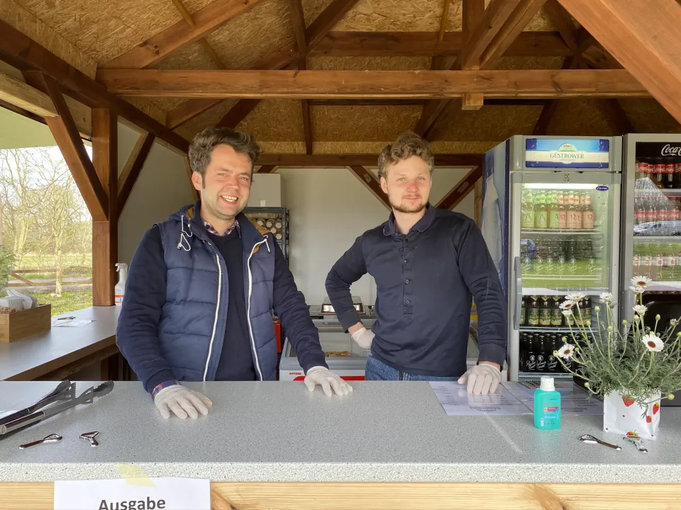 Unser Team am Kiosk im Waldgarten