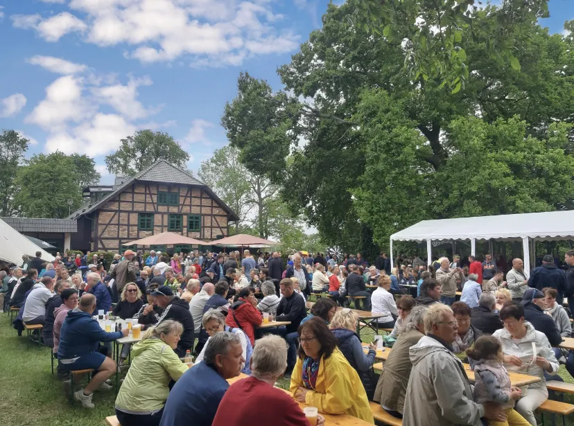 Gut besuchter Waldgarten vor dem Fachwerkhaus