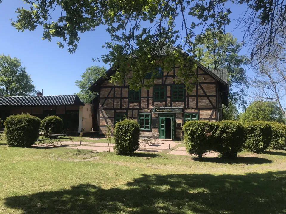 Das Fachwerkhaus des Traditionsgasthofs Schnatermann im Sonnenschein