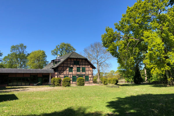 Haupthaus mit Gelände